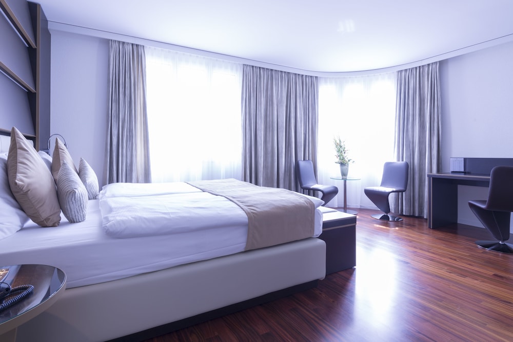 Premium Double Room thumbnail 5