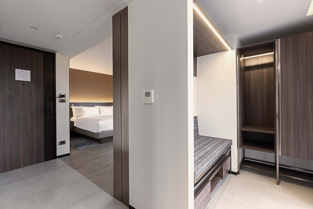 Premier Corner King Room