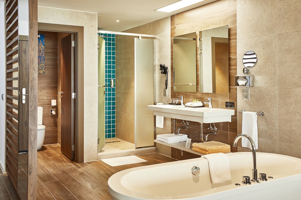 Suite, Overwater (Free Domestic flight, stays 1/5-31/10) photo 2