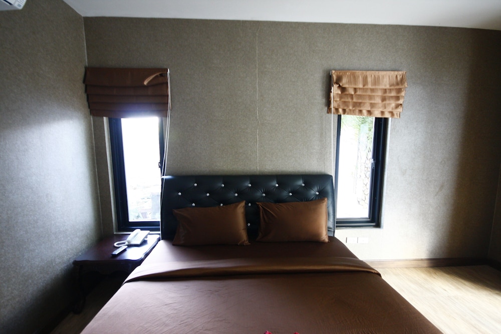 Family Room photo 2