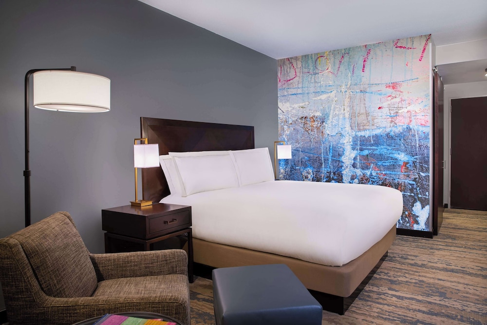 Executive Room, 1 King Bed, Accessible (Roll-In Shower) photo 2