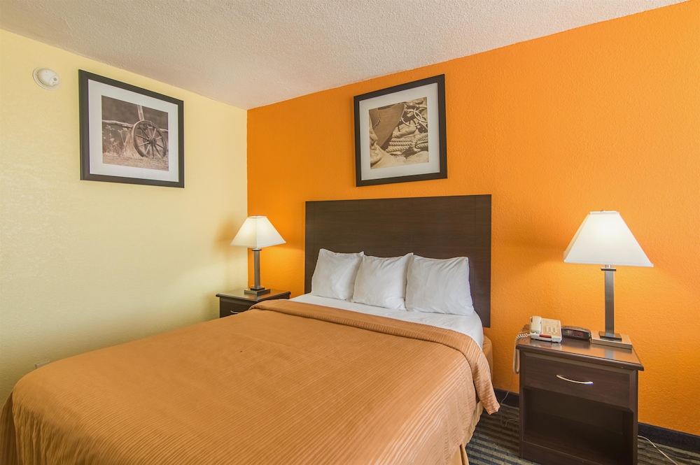 Deluxe Room, 1 Queen Bed, Non Smoking, Refrigerator & Microwave