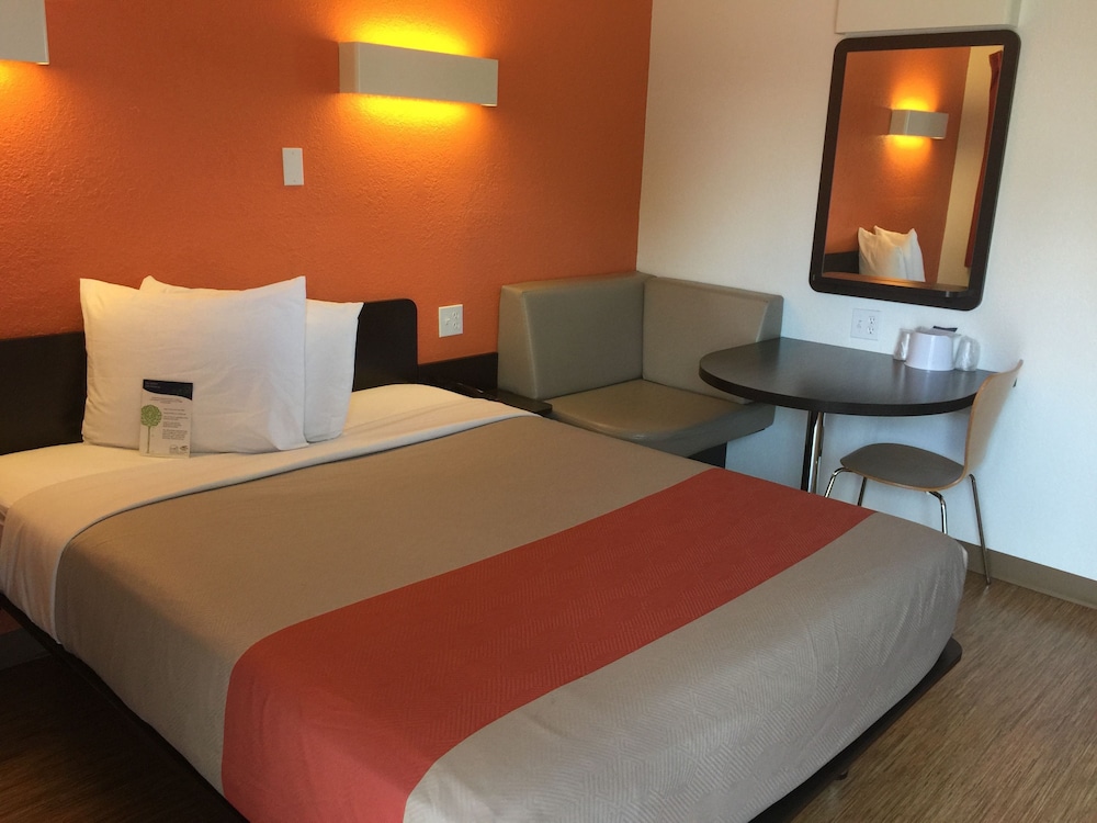 Standard Room, 1 Queen Bed, Smoking photo 3