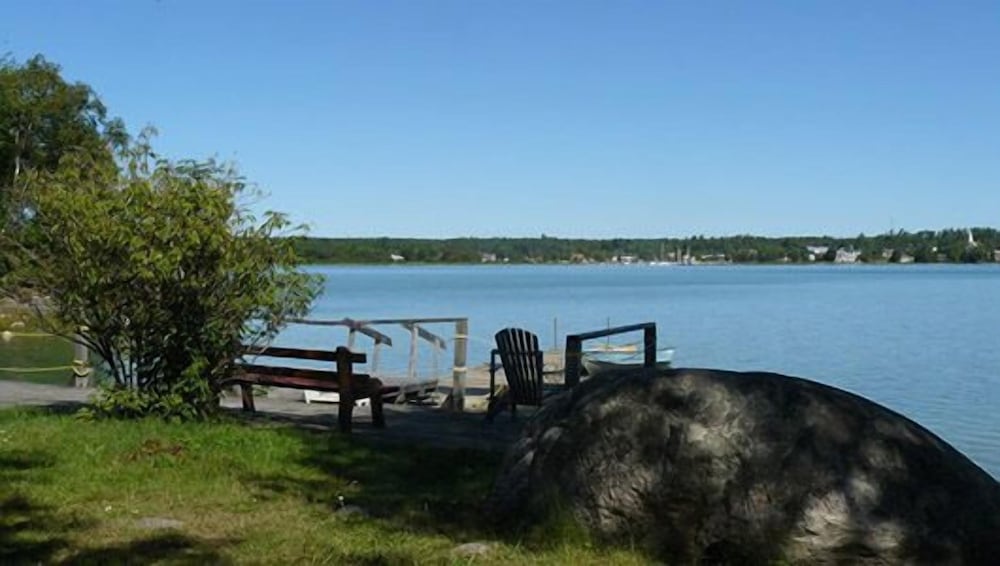 Traditional Cottage, 2 Bedrooms, Kitchen, Bay View (Waterfront Cottage 7) photo 2