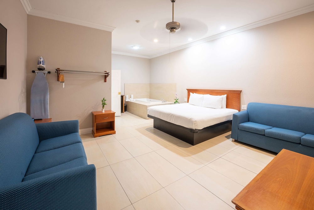 Studio Suite, 1 King Bed, Non Smoking - Photo 1