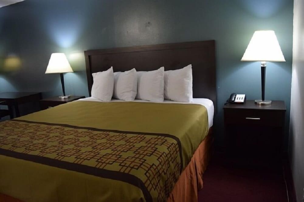 Deluxe Room, 1 King Bed photo 1