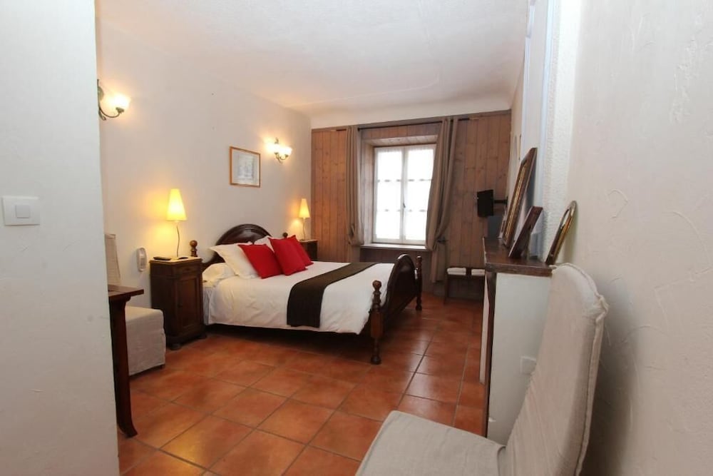 Family Room, 1 King Bed, Non Smoking (Twin bed on request;with Sofabed) - Photo 3