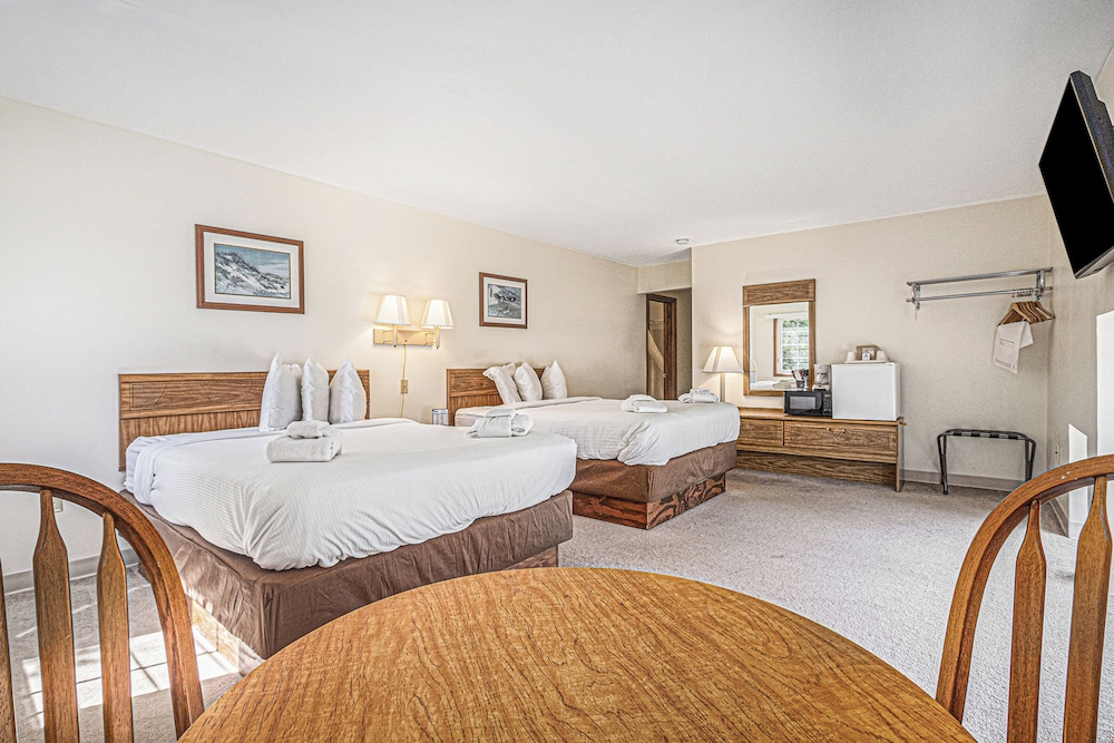 Exclusive Double Room, 2 Queen Beds, Lake View photo 3