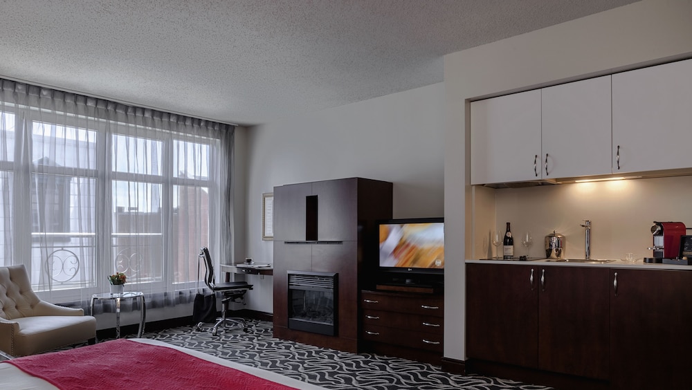 Suite, 1 Queen Bed With Sofa Bed (Superior Queen Suite) - Photo 4
