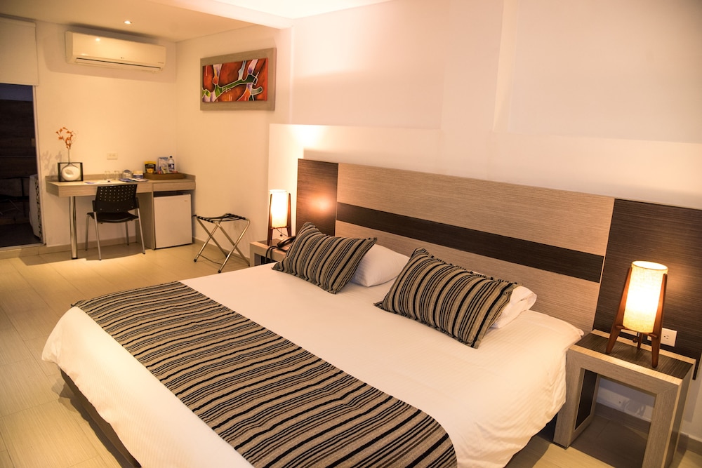 Deluxe Suite, 1 King Bed, Jetted Tub, City View photo 3