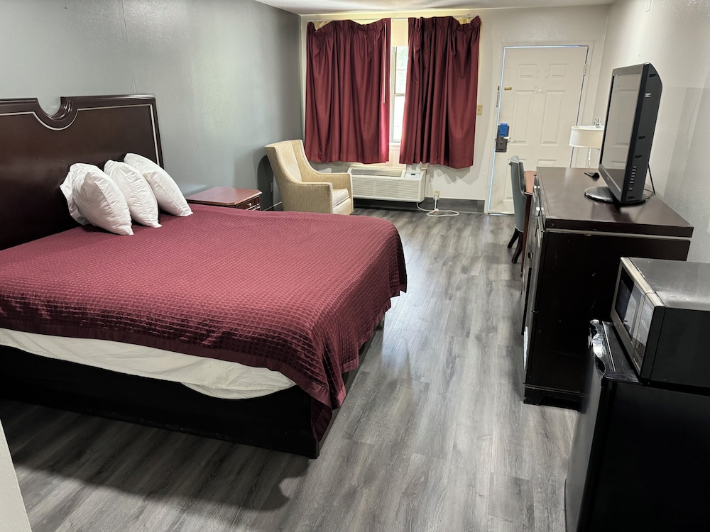 Room, 1 King Bed, Smoking photo 1