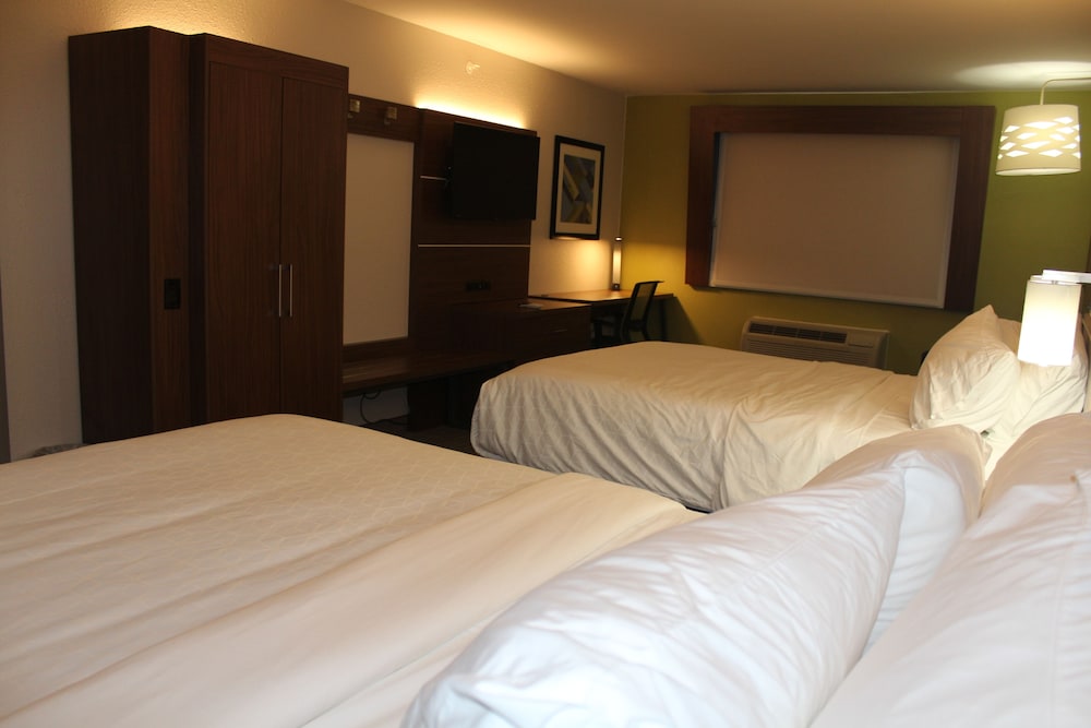 Standard Room, Multiple Beds - Photo 12