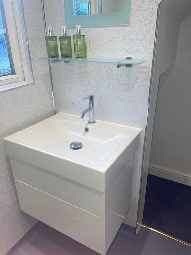 Single Room, Ensuite photo 3