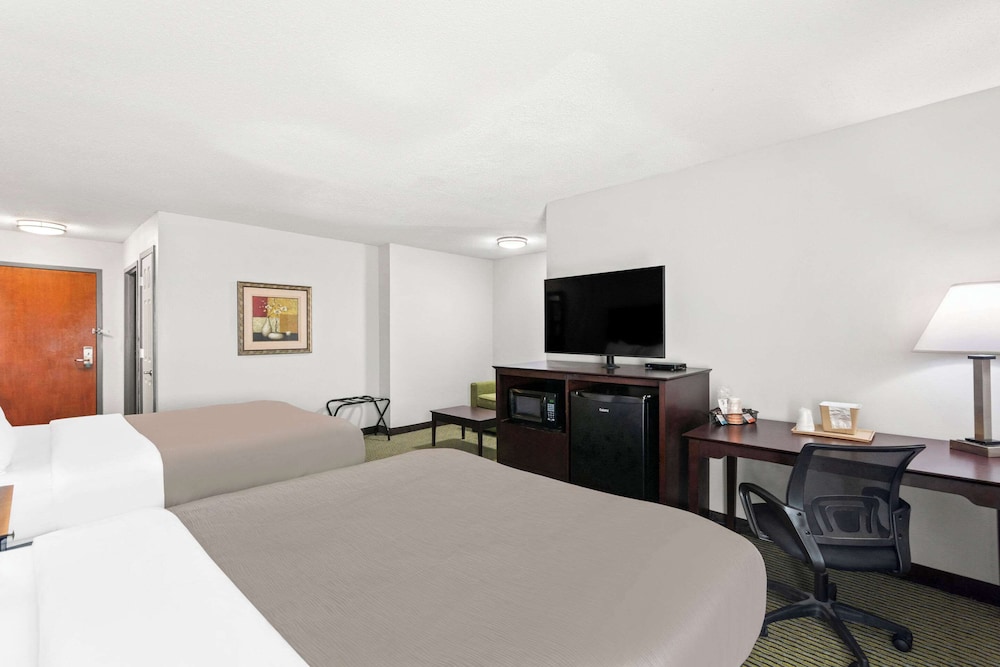 Suite, Multiple Beds, Non Smoking - Photo 2