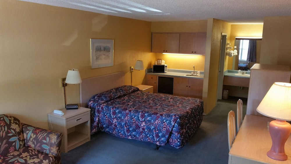 Executive Room, 1 Queen Bed, Smoking, Kitchenette photo 1