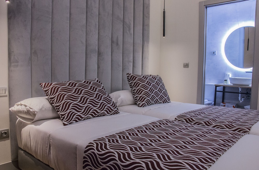 Basic Twin Room, Private Bathroom (D2C) - Photo 6