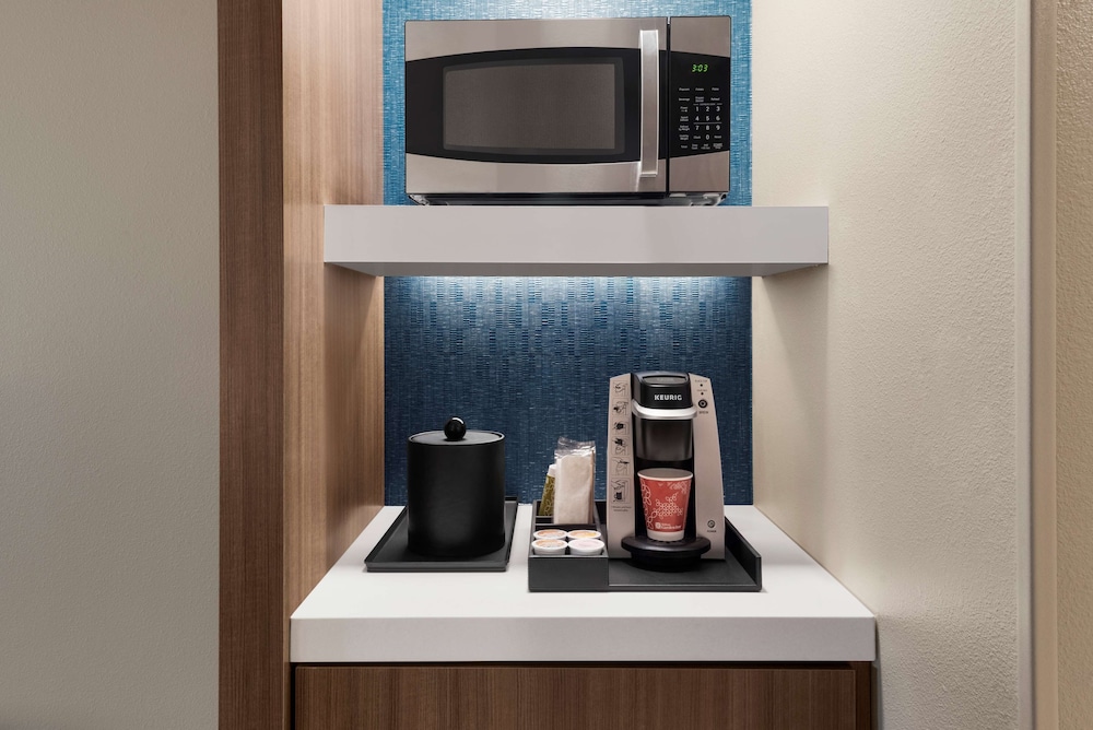 Deluxe Room, 1 King Bed, Accessible (Roll-In Shower) - Photo 4