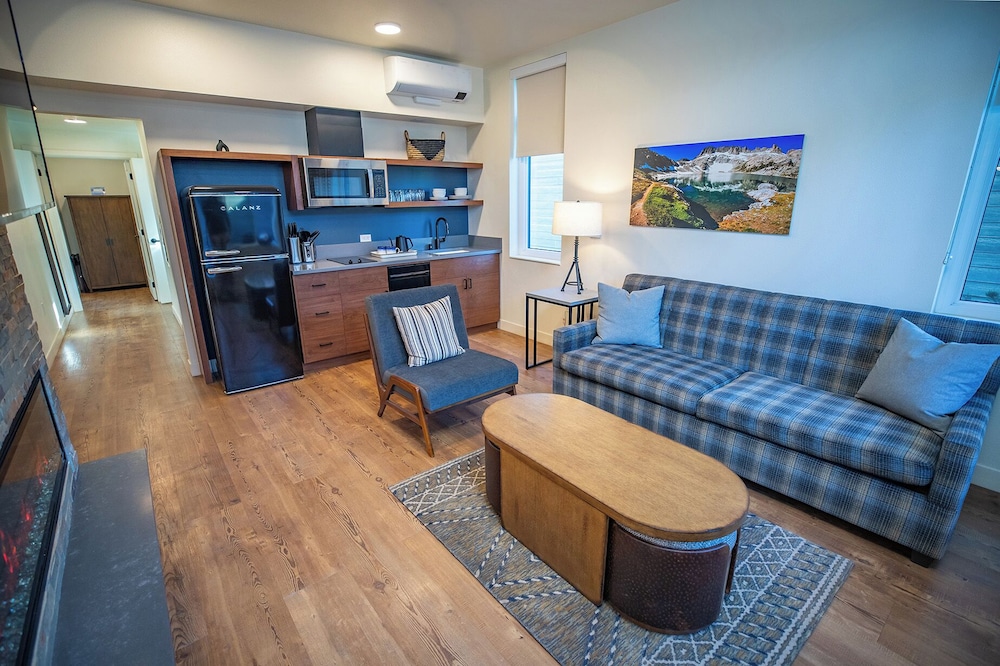 Two Bedroom Condo - Photo 4