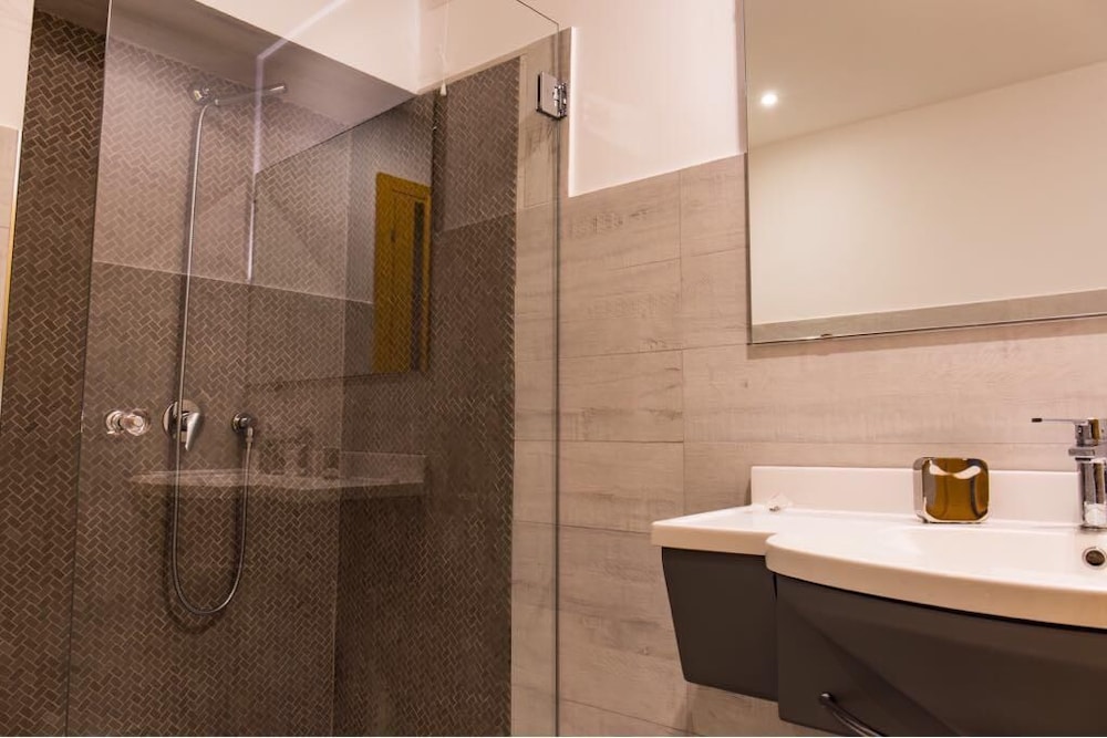 King Room with Roll-In Shower - Disability Access - Photo 4