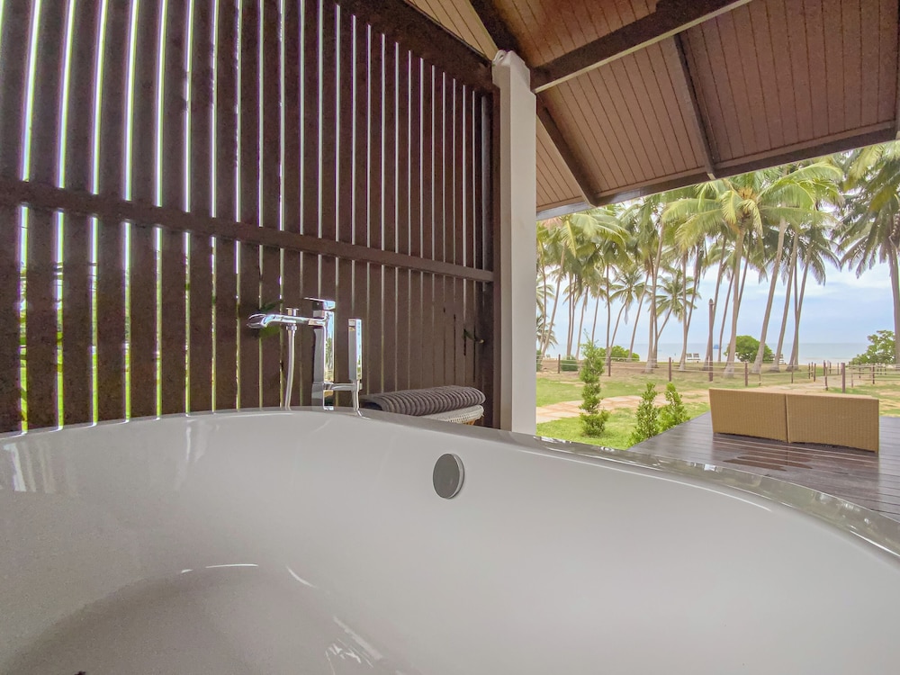 Beach Front Villa with Bathtub - Photo 12