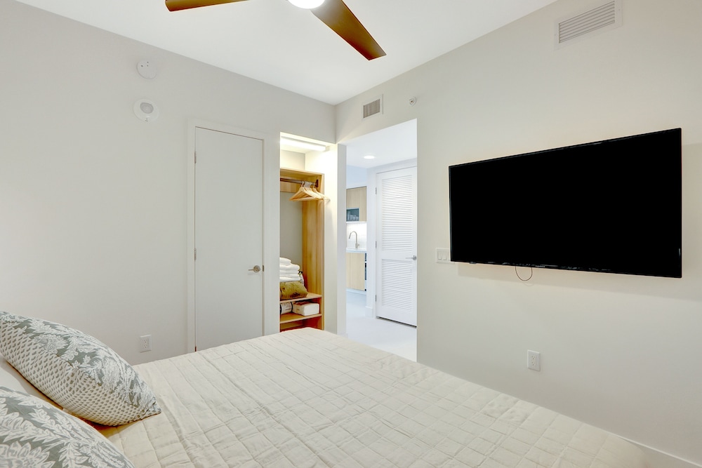 Exclusive Condo, City View photo 1