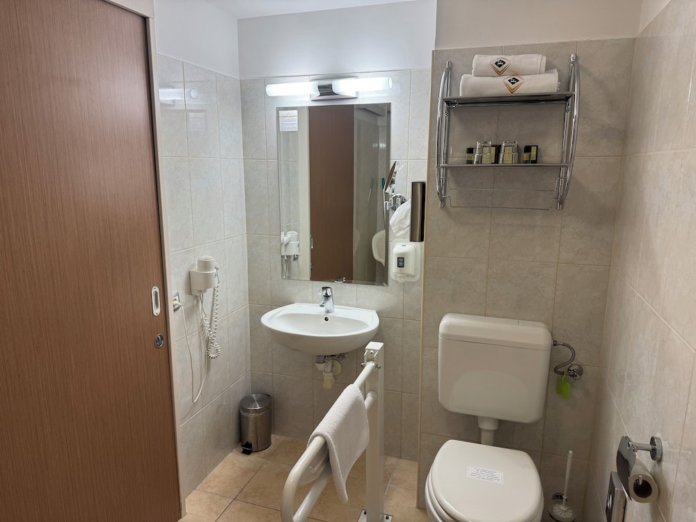 Classic Double or Twin Room, Transfer Shower - Photo 3
