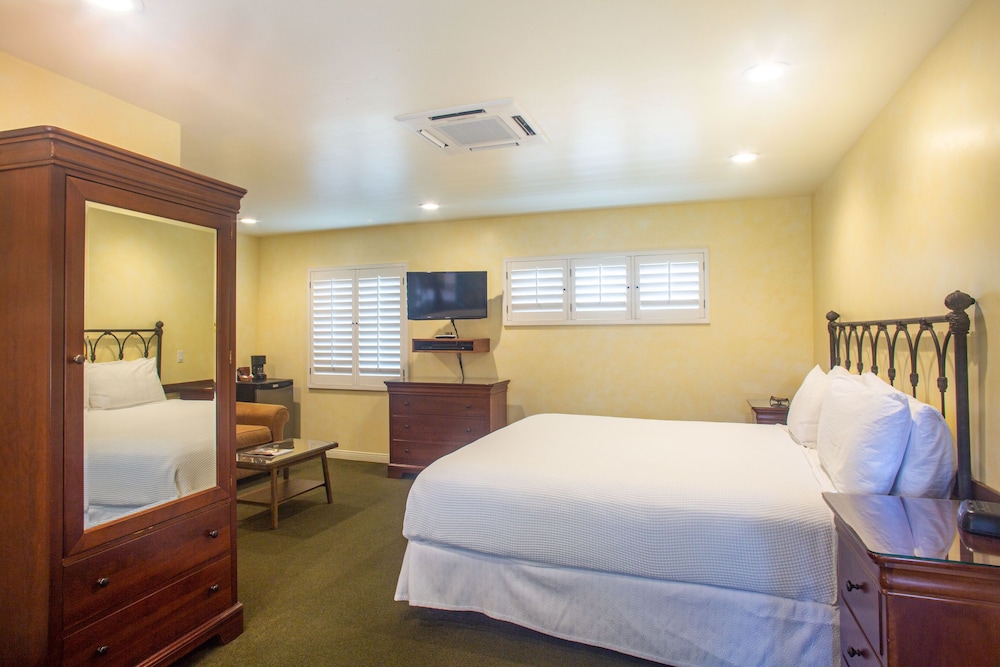 Deluxe Room, 1 King Bed with Sofa bed photo 1