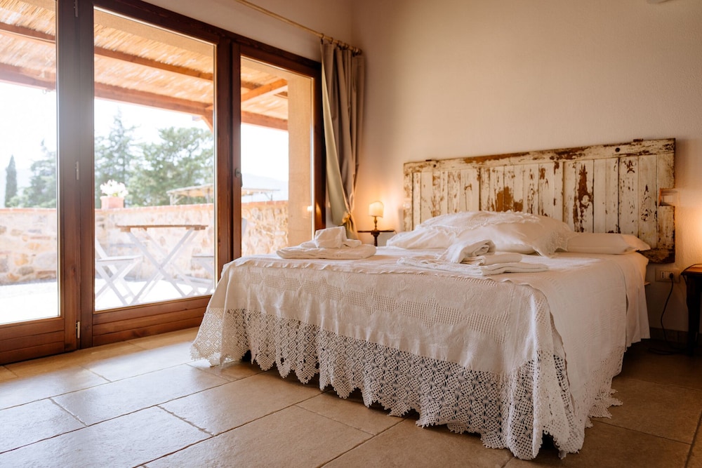 Comfort Room, 1 King Bed, Valley View, Ground Floor