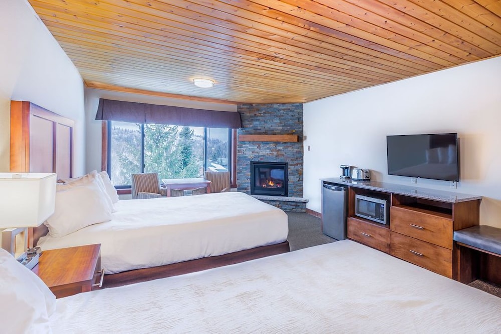 Deluxe Studio, 2 Queen Beds, Fireplace, Mountain View photo 1