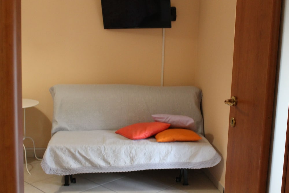Comfort Double Room, 1 Bedroom, Shared Bathroom, Annex Building (Oplonti) photo 2