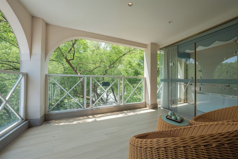 Riverside Family Room with Balcony & Bathtub photo 2