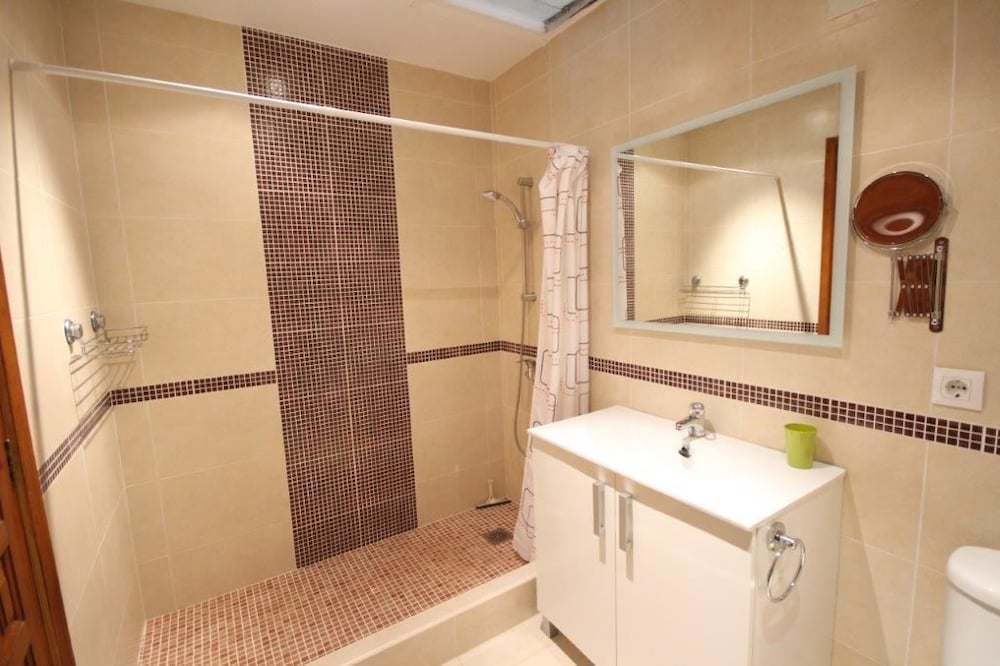 House, 2 Bedrooms photo 3