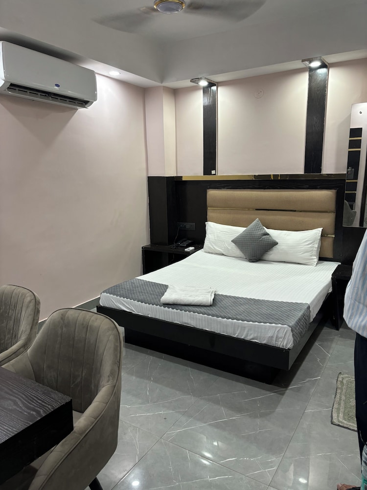 Room, Balcony