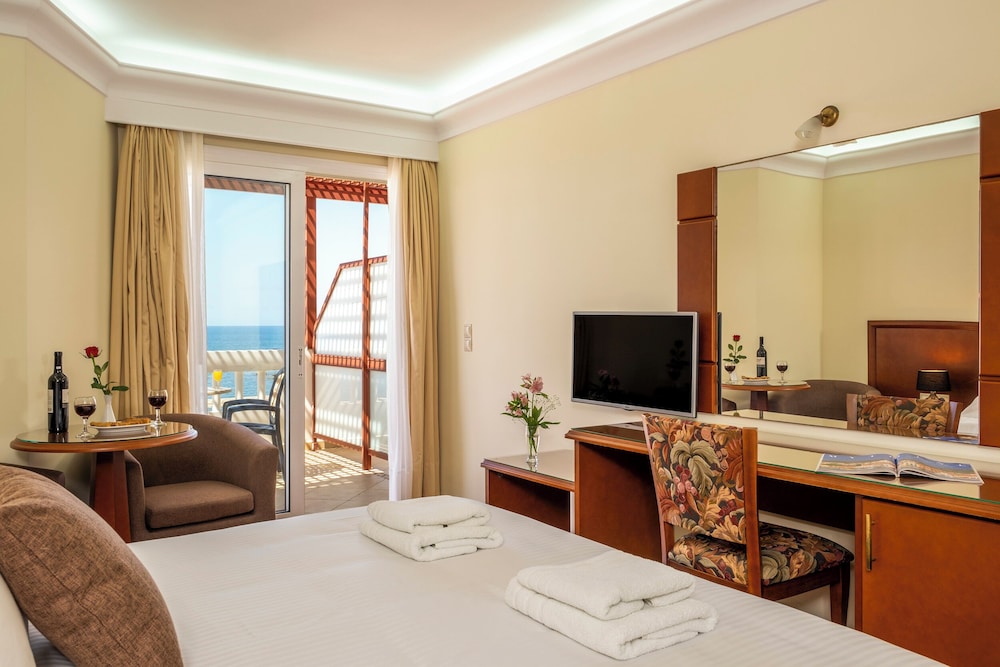Superior Double Room with Pool and Partial Sea View