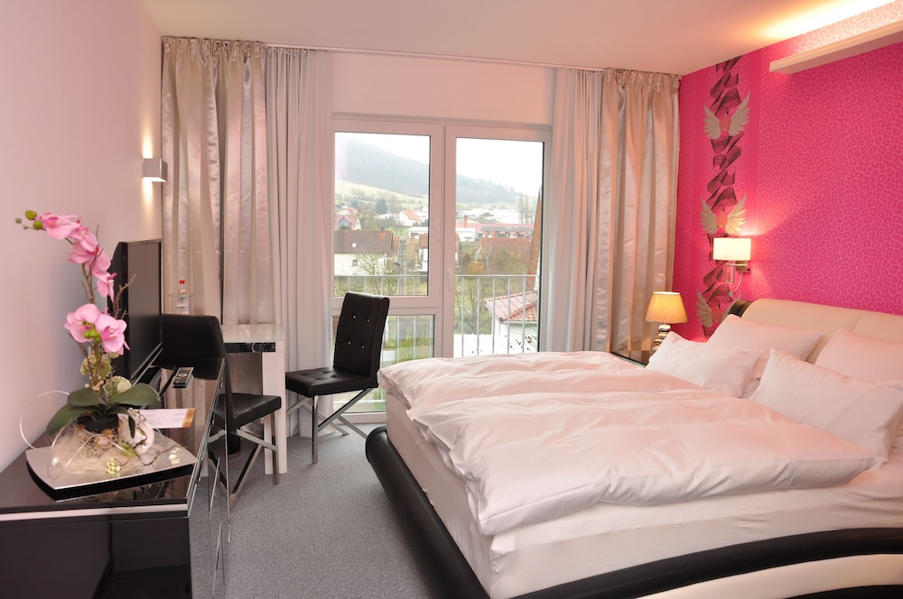 Business Double Room Single Use, 1 King Bed, Mountain View photo 3