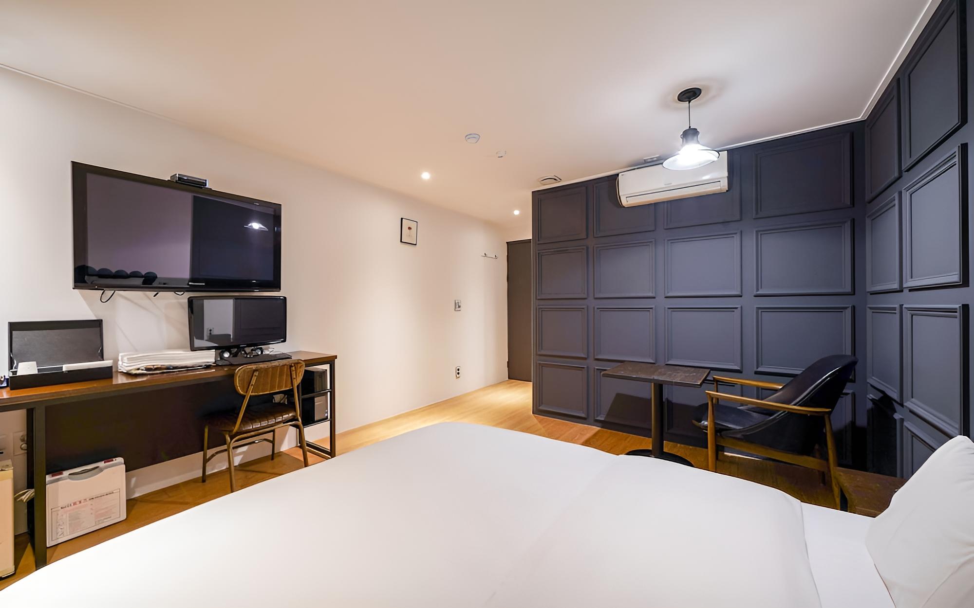 Room (Standard) - Photo 15