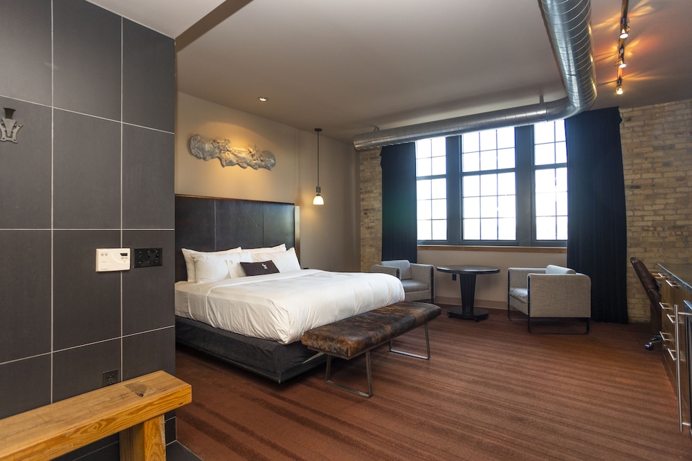 Deluxe Room, 1 King Bed, Accessible, Non Smoking - Photo 1