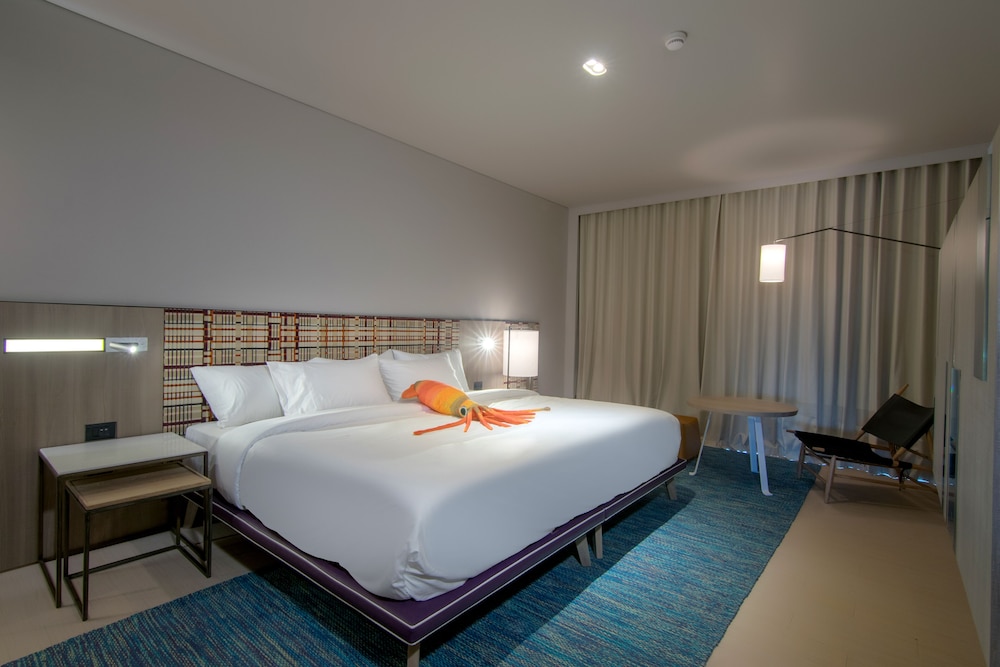 Deluxe Room, 1 King Bed (Seascape) photo 2