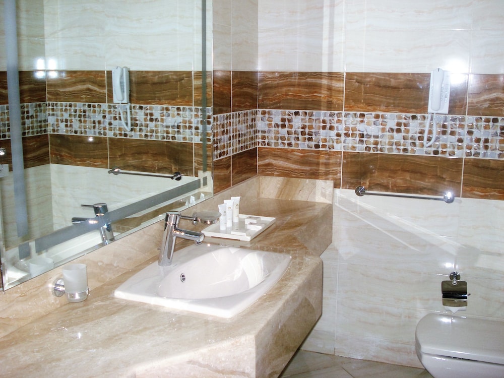 Deluxe Room, 2 Twin Beds, Pool View - Photo 11