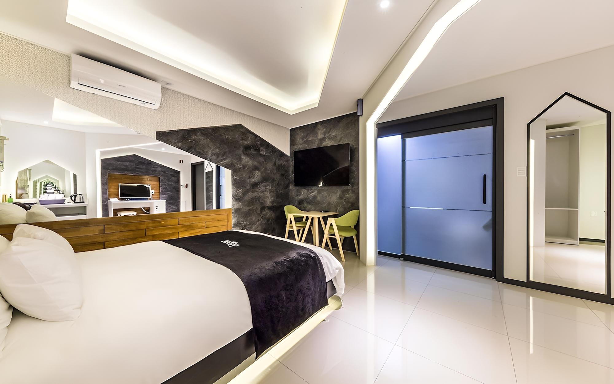 Room (Deluxe room) - Photo 16