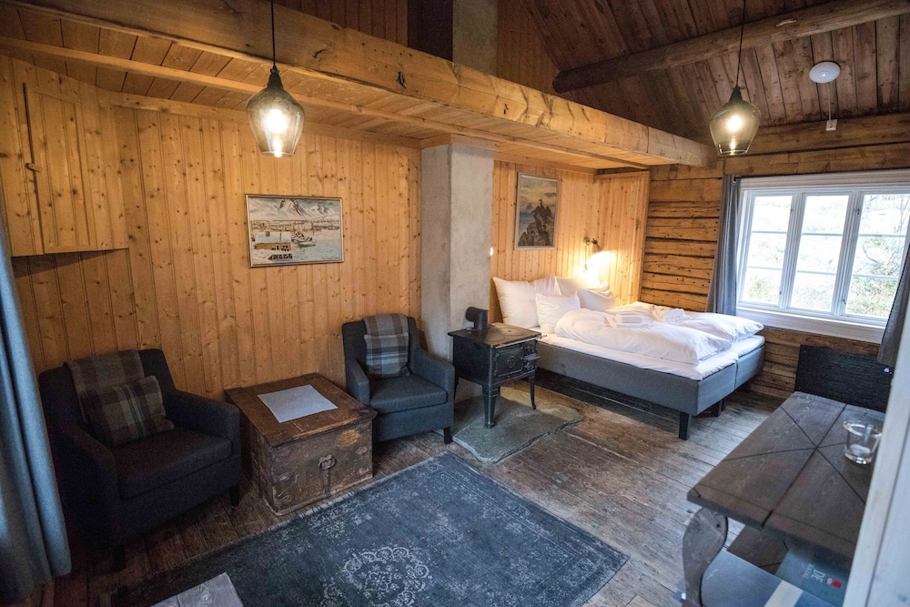 1-bedroom Deluxe rorbu cabin with sea view - no cooking facilities photo 3