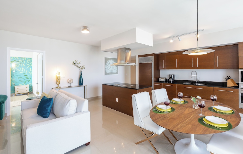 Boutique Corner Apart, 2/2, Sofa Bed, Ocean View, Balcony4210 thumbnail 5