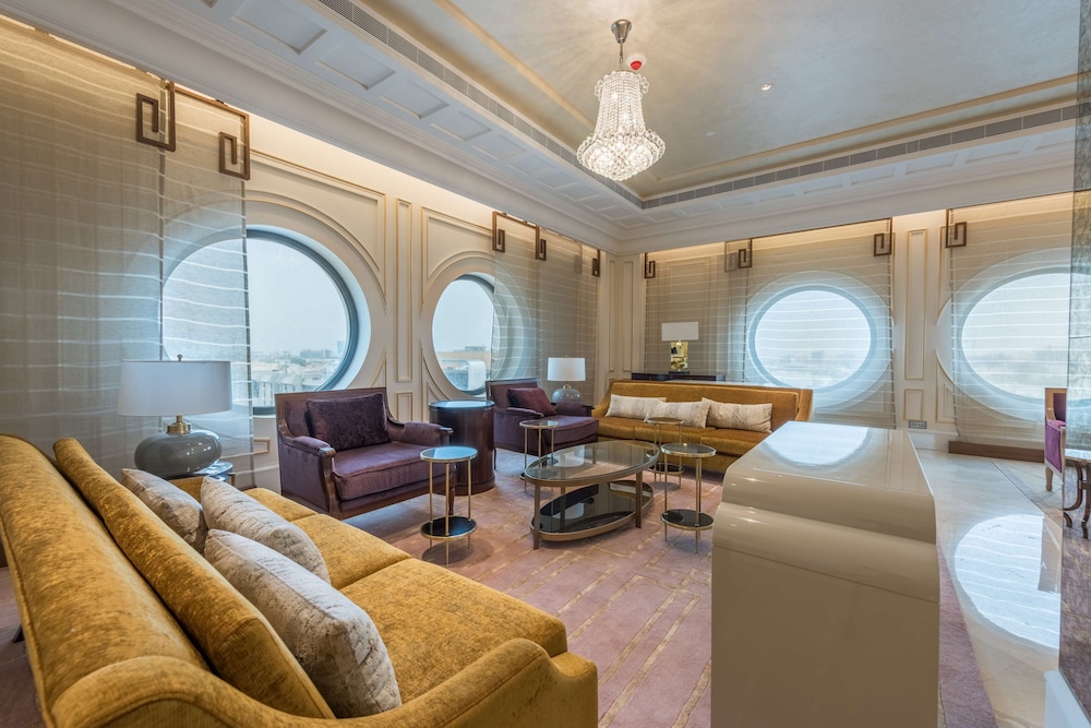 Royal Suite, 1 King Bed thumbnail 5
