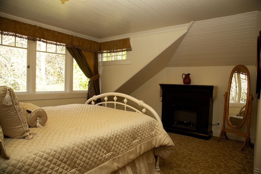 Sunny Gables Suite (Pets Not Allowed)
