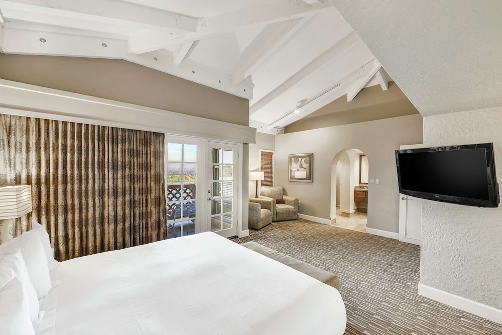 Signature Suite, 1 King Bed - Photo 1