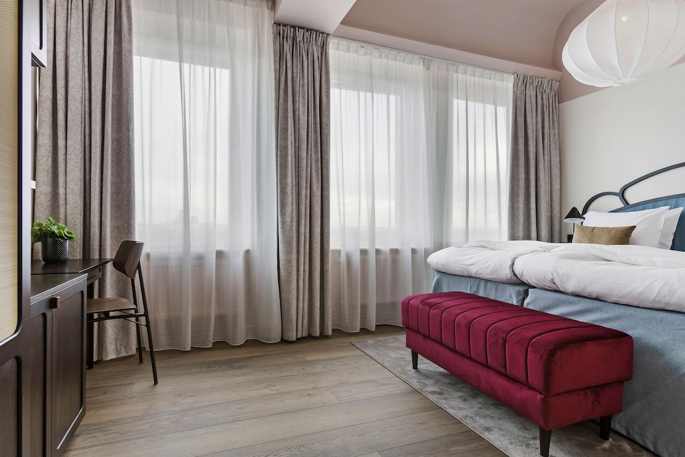 Executive Suite, 1 King Bed, Non Smoking, Refrigerator (Dining Table) - Photo 9