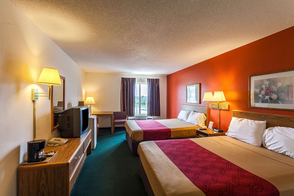 Standard Room, 2 Queen Beds, Non Smoking - Photo 11