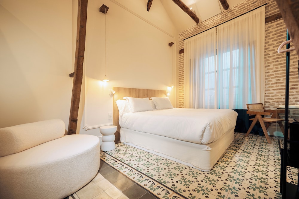Mariana - Deluxe Double Room with Balcony