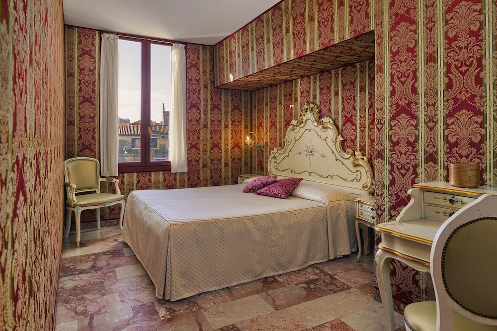 Double or Twin Room, Canal View photo 1