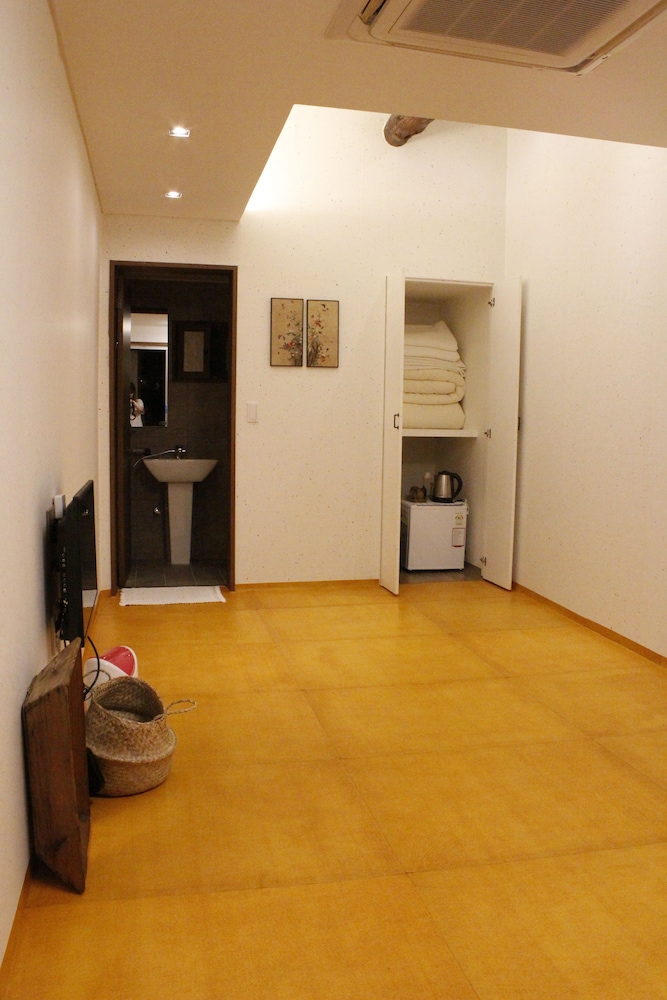 Traditional Room (Moa)